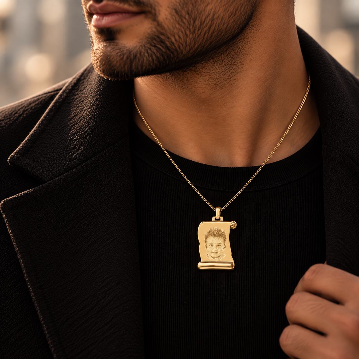 KINLORE PO10 personalised 18ct gold plated scroll photo pendant worn by man